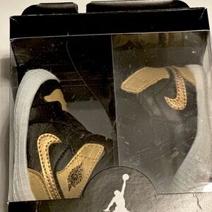 Black and Gold Jordan 1 1c